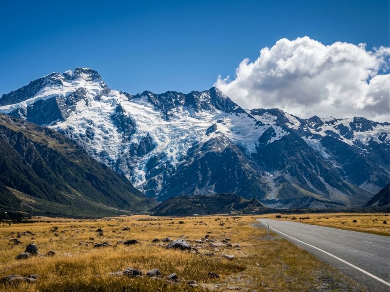 Route face aux montagnes enneigées de Nouvelle-Zélande