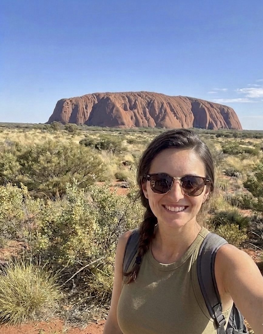 Maéva, travel planner d'Ailleurs Autrement, devant Uluru en Australie